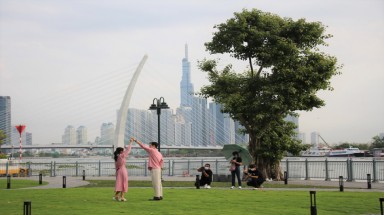  Công viên bến Bạch Đằng: Rất đẹp nhưng "hơi ít cây, nắng lên là nóng quá"