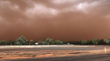 Kinh hoàng cảnh bão bụi "nuốt chửng" một thị trấn ở Australia