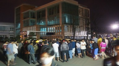 Dân bức xúc bao vây nhà máy thép gây ô nhiễm