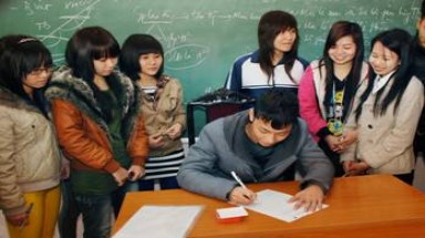 Sinh viên Trường Đại học Sư phạm nghệ thuật TW “ Ký vì sức khỏe- Ký vì tương lai”