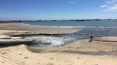 Nước thải đen, hôi xả ra biển thuộc dự án nạo vét cảng La Gi