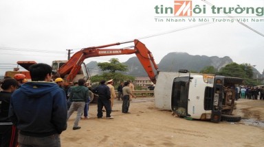  Nghệ An: Lại lật xe chở gỗ, một người chết thảm