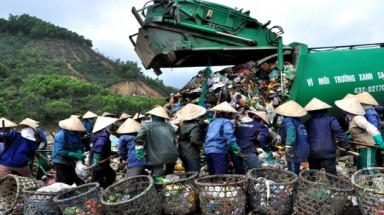 Nghẹn ngào bữa cơm tất niên giữa bãi rác khổng lồ