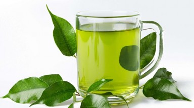 Người bị bệnh gan hạn chế uống trà xanh