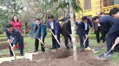 Chủ tịch Quốc hội trồng cây lưu niệm tại Khu Di tích Chủ tịch Hồ Chí Minh