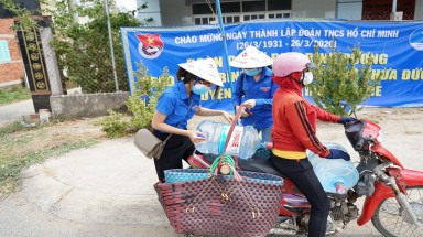 Đoàn thiện nguyện đến từ Bình Dương về hỗ trợ nước uống và nước sinh hoạt cho người dân vùng hạn mặn Bến Tre