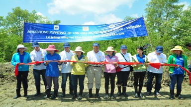 Bunge trồng cây tại Khu dự trữ sinh quyển Cần Giờ