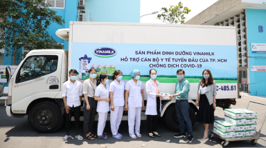  Vinamilk đồng hành tiếp sức cho đội ngũ cán bộ y tế chống dịch COVID-19