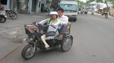  Chuyện tình đẹp của đôi vợ chồng tật nguyền bán vé số