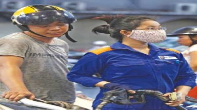Xăng dầu tăng giá: doanh nghiệp thiệt một, người dân thiệt mười