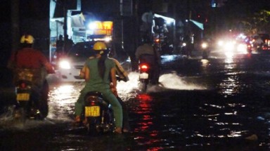  TP.HCM: Giữa mùa khô, đường vẫn ngập