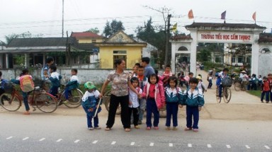 'Nữ hiệp sĩ' của trẻ em trên quốc lộ 1A