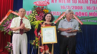 VACNE tặng bằng khen cho Hội BVTN&MT Khánh Hòa nhân 10 năm thành lập