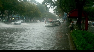 Mưa trái mùa gây ngập nhiều tuyến đường ở TP.Hồ Chí Minh, Long An