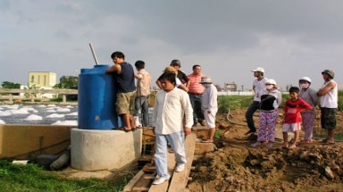 Người dân ngạt thở dù cách nhà máy 1km