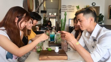 Đi cà phê không dùng ống hút nhựa