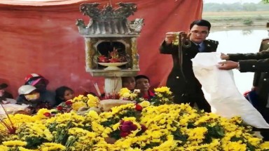 Sau nửa ngày tạm giữ, "rắn thần" được thả về môi trường tự nhiên