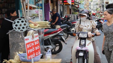 Sài Gòn nắng nóng, giải khát vỉa hè lên ngôi