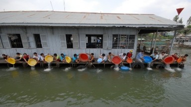  Thả hơn 2 tấn cá giống ra sông để tái tạo nguồn thủy sản