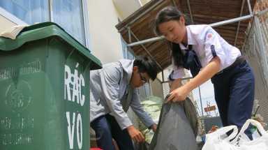 Ngôi trường cả thầy lẫn trò không xài ly nhựa, hộp xốp, túi nilông