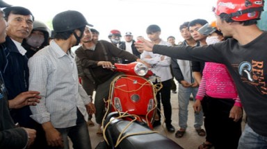  Dân vây cửa hàng vì nghi bán xăng bẩn