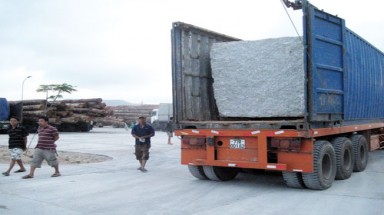 Xe quá tải "băm nát" quốc lộ