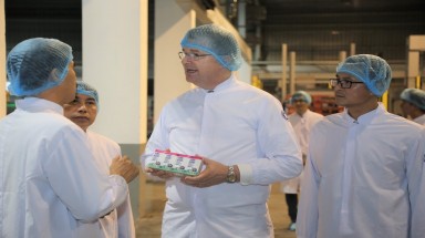 Đại sứ Mỹ tới thăm Nhà máy Sữa Vinamilk