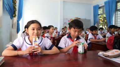 Bốn năm triển khai, Sữa học đường tỉnh Bến Tre "được lòng" thầy cô lẫn phụ huynh