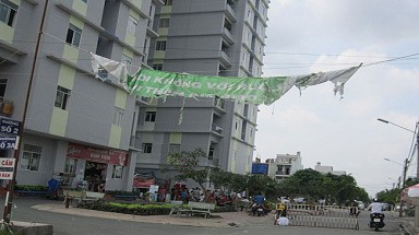 Băng-rôn tuyên tuyền quá phản cảm