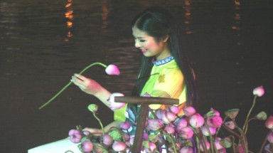 Ngọc Hân tỏa sắc cùng sen trên hồ Thành nội Huế