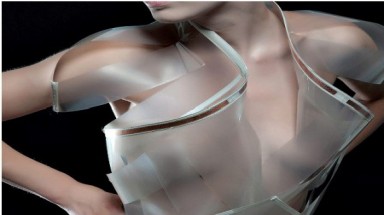 Tim đập càng nhanh… váy càng trong suốt