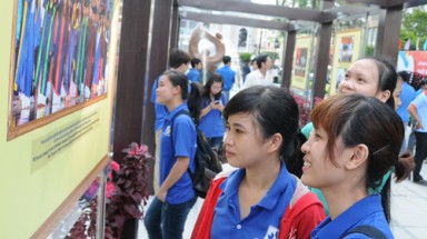 Khai mạc triển lãm ảnh: “Đất nước trọn niềm vui”