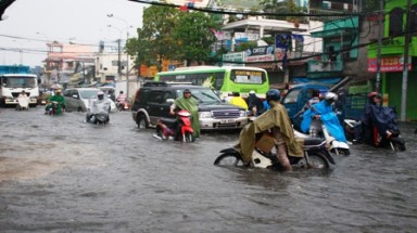  TP.HCM: Mưa lớn “giải nhiệt”, phố lại thành “sông”
