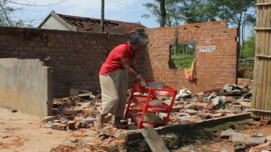 Một xã ở Quảng Ngãi tan hoang vì lốc xoáy