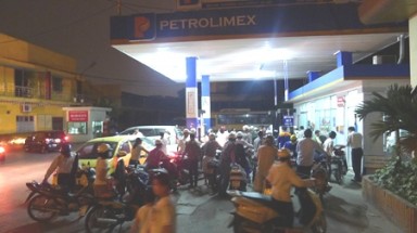  Dân chen chúc mua xăng "chạy" giá mới