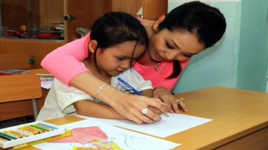 Jennifer Phạm dạy vẽ tại lớp học tình thương
