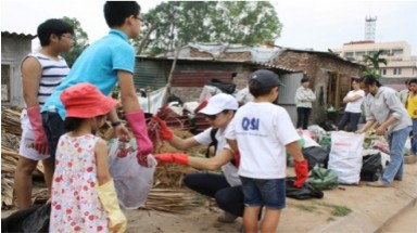  Người nước ngoài dọn rác Hồ Tây