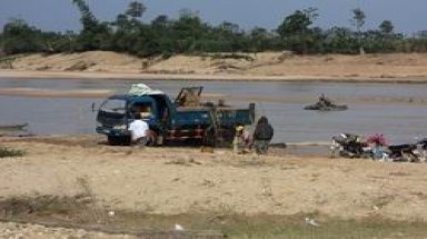 Kiểm tra, xử lý hoạt động khai thác đất sét, cát trái phép ở Đông Triều