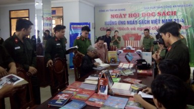 Trưng bày, giới thiệu sách với chủ đề "Sách và người chiến sĩ Công an nhân dân"