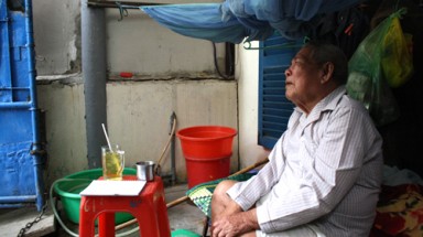 Tuổi già đơn độc dưới mái hiên