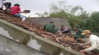 Mưa lớn kèm lốc xoáy làm sập và tốc mái gần 100 căn nhà tại Bạc Liêu