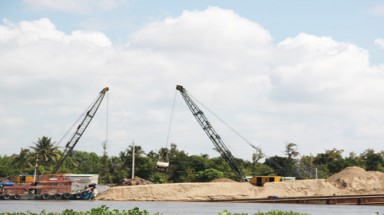 Lợi dụng nạo vét để khai thác cát