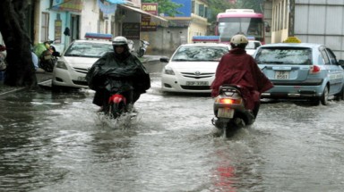  Mưa trái mùa gây ngập ở Hà Nội