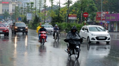 Nhiều khu vực trong cả nước khả năng xảy ra lốc, sét, mưa đá và gió giật mạnh