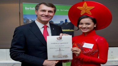 Người đẹp viết hàng trăm thư pháp giới thiệu du lịch Việt