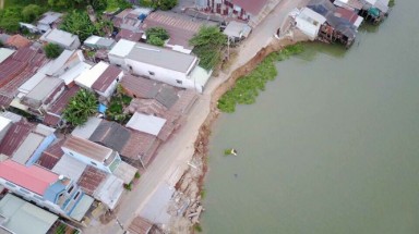 Bà con vùng sạt lở thoát nạn nhờ một người tắm sông