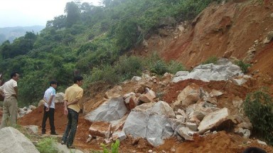  Đà lạt: Hàng chục xe khách kẹt giữa đèo vì sạt lở