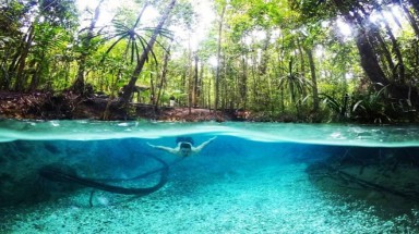 Dòng sông màu xanh ngọc lam tự nhiên ở Indonesia