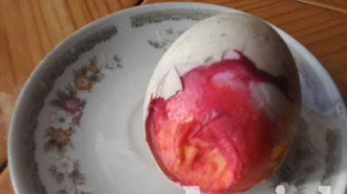  "Hết hồn" với trứng vịt có lòng đỏ như máu 