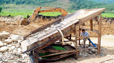 Bùng phát nạn khai thác vàng trái phép ở miền Trung